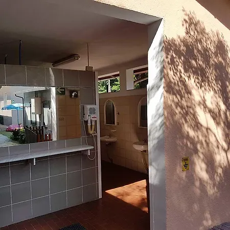 Campeggio Cucciolo مكان تخييم مارينا دي كارّارا